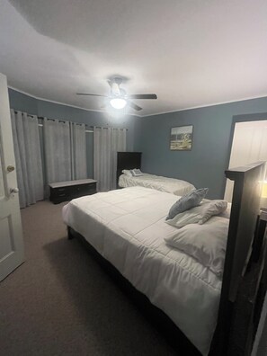 4 bedrooms, iron/ironing board, WiFi, bed sheets - Stunning 4-bedroom house with AC and WiFi in the quaint town of Hammondsport (Hammondsport)