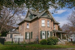 Exterior - Stunning 4-bedroom house with AC and WiFi in the quaint town of Hammondsport (Hammondsport)