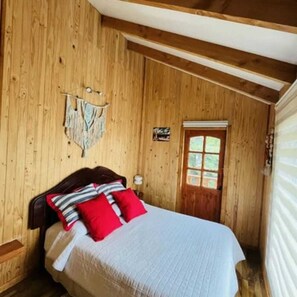 3 عدّة غرف نوم وخزنة داخل الغرفة ومكواة/لوح كي وسرير سفر