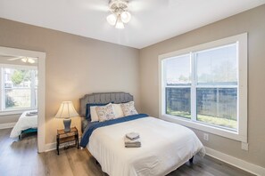 3 bedrooms, iron/ironing board, WiFi, bed sheets - Chic & Cozy 3BR 2BA Home - Heart of GNV! (Gainesville)