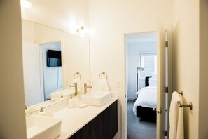 3 室のベッドルーム、アイロン / アイロン台、WiFi、ベッドシーツ