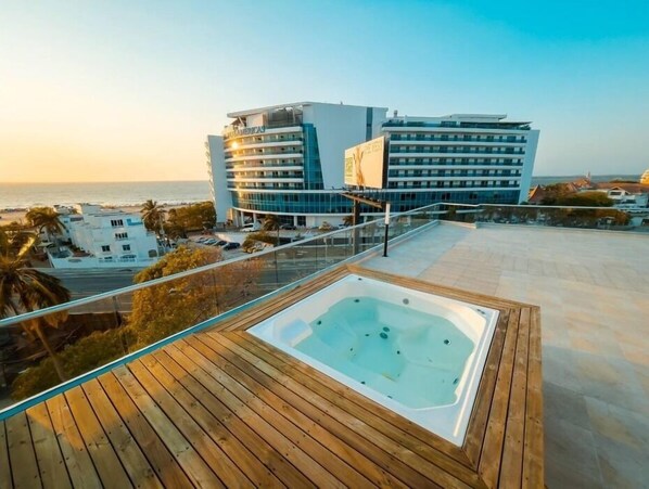 Outdoor spa tub - Apt close to the Sea, Historic Center and Las Americas. (Cartagena)