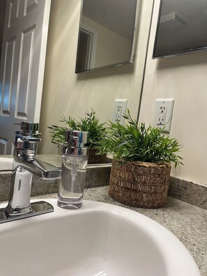 Hårføner, håndklær, såpe og toalettpapir