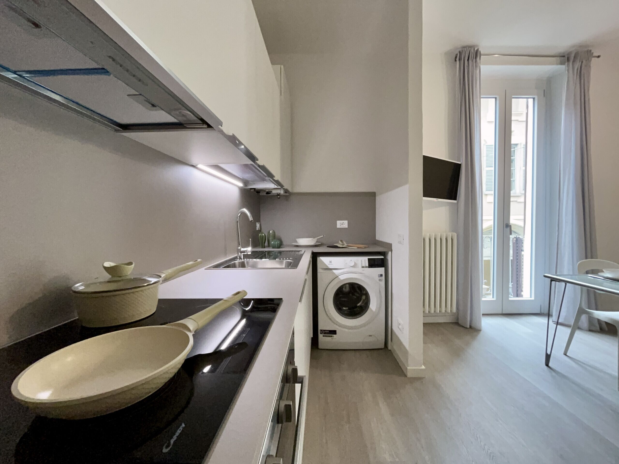 Kühlschrank, Ofen, Geschirrspüler, Wasserkocher mit Kaffee-/Teezubehör