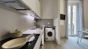 Fridge, oven, dishwasher, coffee/tea maker