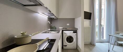 Réfrigérateur, four, lave-vaisselle, cafetière/bouilloire