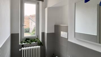 Douche, sĂšche-cheveux, serviettes fournies