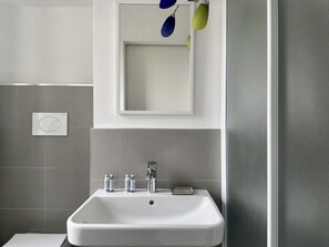 Douche, sèche-cheveux, serviettes fournies