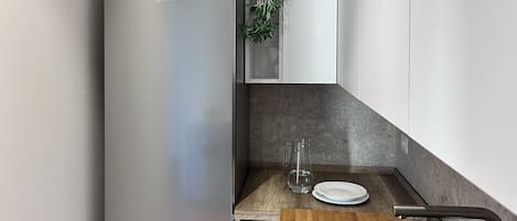 Kühlschrank, Mikrowelle, Ofen, Herdplatte