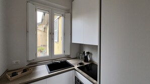 Cafetière/bouilloire, réfrigérateur, micro-ondes, four