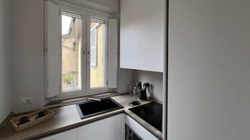 Kühlschrank, Mikrowelle, Ofen, Herdplatte