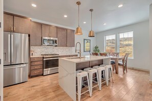 Fridge, microwave, oven, stovetop - Spacious 4 bedroom townhome in Park City with private Hot Tube (Hideout)