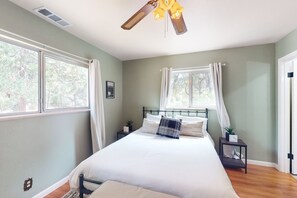 3 多间卧室、熨斗/熨衣板、上网接入、床单