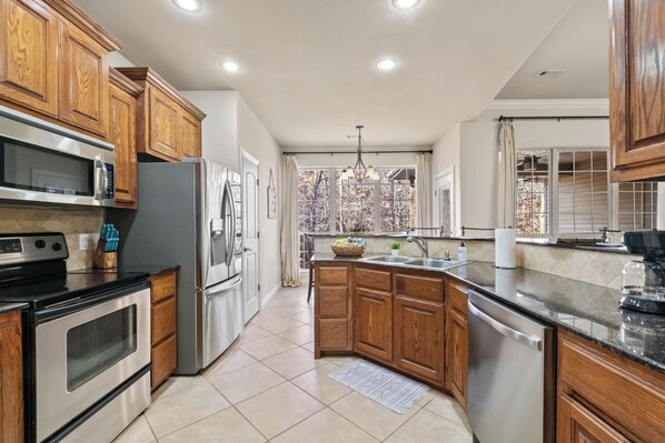 Refrigerador, microondas, horno, placa de cocina