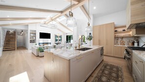 Fridge, microwave, oven, stovetop - Luxury Laurel Canyon Hideaway! (Los Angeles)