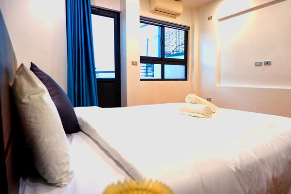 Departamento Deluxe, 1 habitación, balcón, vista a la ciudad | 1 habitación, escritorio y espacio para trabajar con laptop