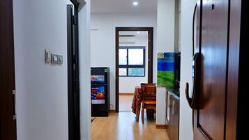 1 habitación, escritorio y espacio para trabajar con laptop