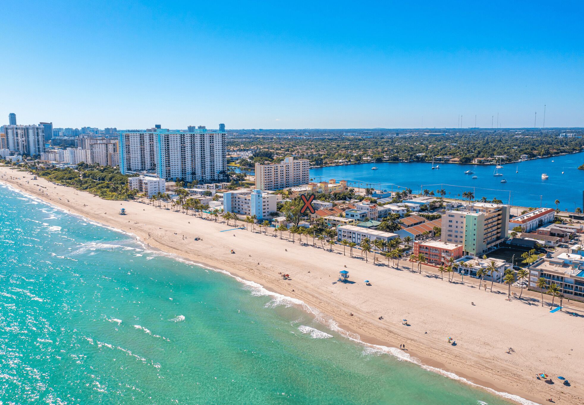 Á ströndinni, hvítur sandur, sólhlífar, strandhandklæði