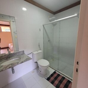 Dusj, håndklær, såpe og toalettpapir