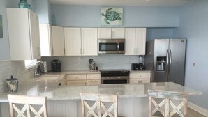 Coffee/tea maker, fridge, microwave, oven - Open Ocean View, Private Hot Tub, Ice Machine, Moor 26' Boat! (Marathon)