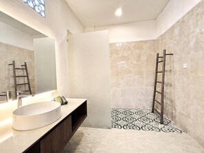 ของใช้ในห้องน้ำฟรี, ผ้าเช็ดตัว, สบู่, ยาสระผม