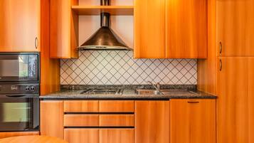 Kühlschrank, Ofen, Geschirrspüler, Kochgeschirr/Geschirr/Besteck