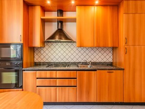 Fridge, oven, dishwasher, cookware/dishes/utensils