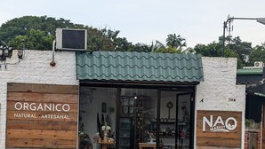 Una botiga amb un rètol que diu "ORGANICO NATURAL ARTESANAL" i un altre rètol per a "NAO MARKET".