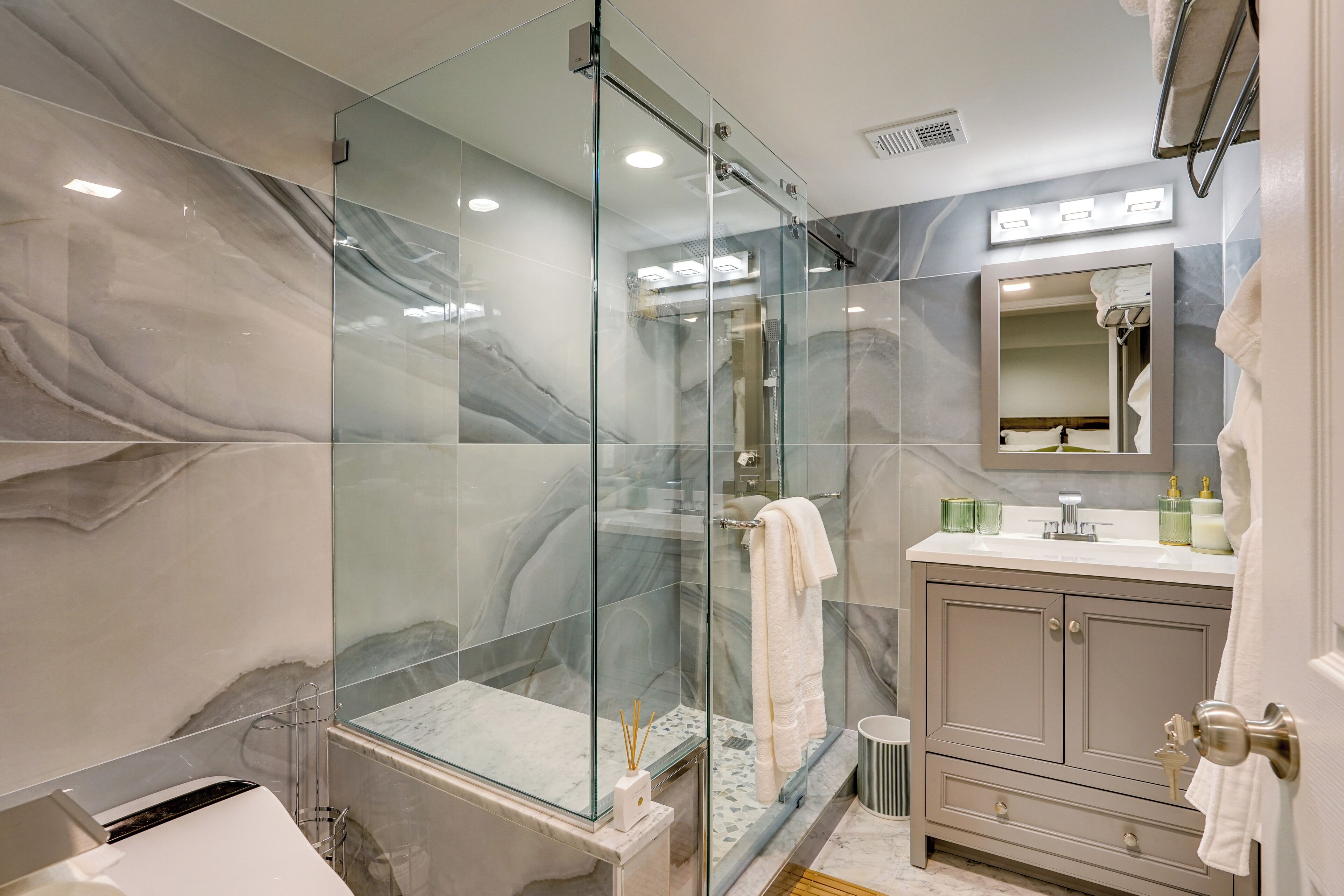 Shower, hair dryer, bidet, towels