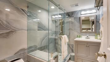 Shower, hair dryer, bidet, towels