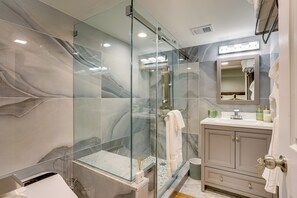Bruser, hårtørrer, bidet, håndklæder