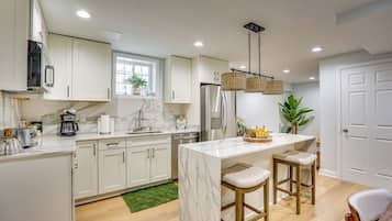 Een koelkast, een microgolfoven, een vaatwasser