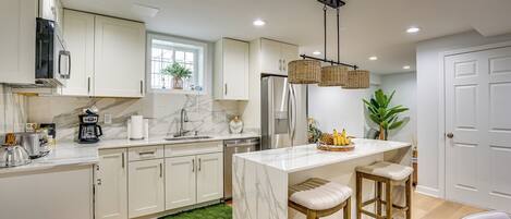 Kjøleskap, mikrobølgeovn, oppvaskmaskin og kaffetrakter/tekoker