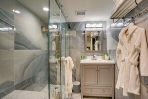 Shower, hair dryer, bidet, towels