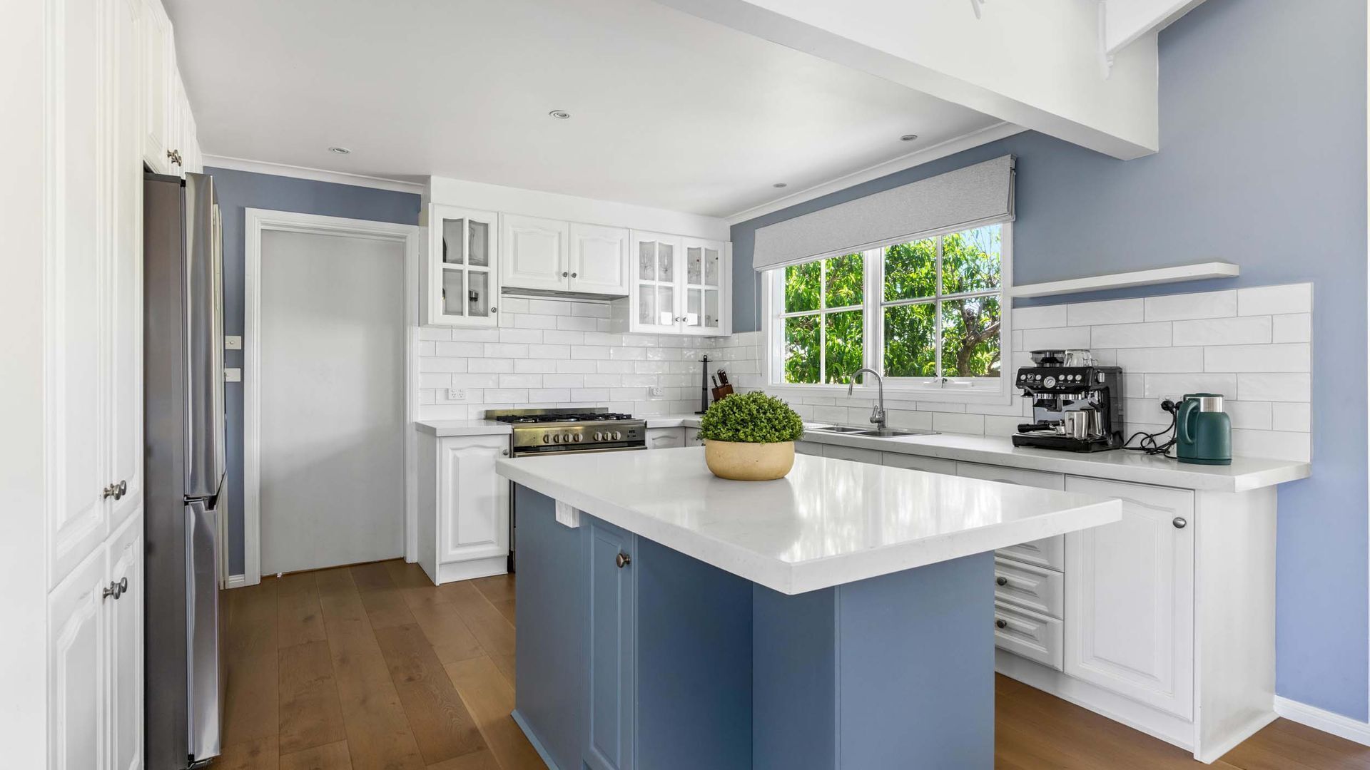 Refrigerador, microondas, horno y parrilla de estufa 