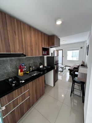 Frigorífico, placa de cocina, hervidor eléctrico y licuadora