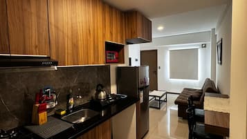 Geladeira, cooktop, chaleira elétrica, liquidificador