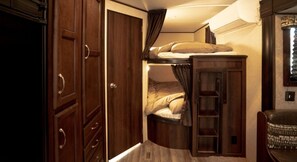 1 dormitorio, escritorio, wifi gratis y ropa de cama