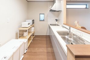 Jääkaappi, mikroaaltouuni, liesi, keittoastiat/astiat/ruokailuvälineet