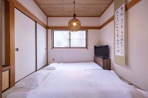 3 bedrooms, desk, iron/ironing board, free WiFi