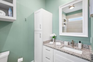 Hiustenkuivaaja, pyyhkeet, saippua, sampoo