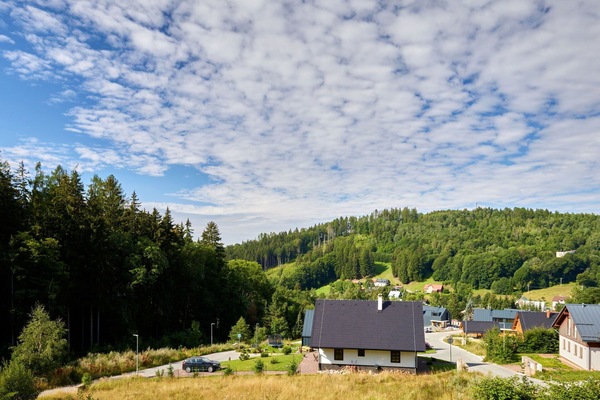 Wolke, Himmel, Pflanze, Natürliche Landschaft, Hochland, Grundstueck, Baum, Gebäude, Haus, Gras