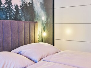 2 bedrooms, travel cot, free WiFi, bed sheets