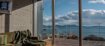 Private house overlooking the Aegean Sea in Japan  / Setouchi Okayama