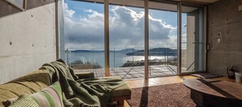 Private house overlooking the Aegean Sea in Japan  / Setouchi Okayama
