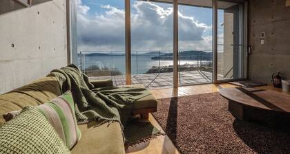 Private house overlooking the Aegean Sea in Japan / Setouchi Okayama