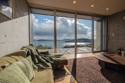 Private house overlooking the Aegean Sea in Japan / Setouchi Okayama