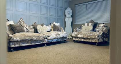 House - Sleeps 6, Hot-tub & Free Parking