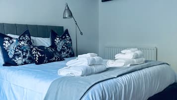 3 bedrooms, iron/ironing board, WiFi, bed sheets