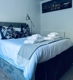 3 bedrooms, iron/ironing board, WiFi, bed sheets - House - Sleeps 6, Hot-tub & Free Parking (Skelmersdale)